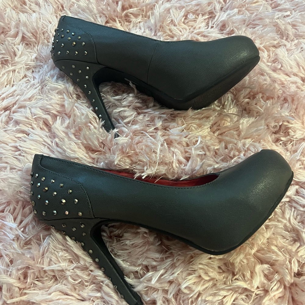 Madeline Girl gray studded pumps in size 7.